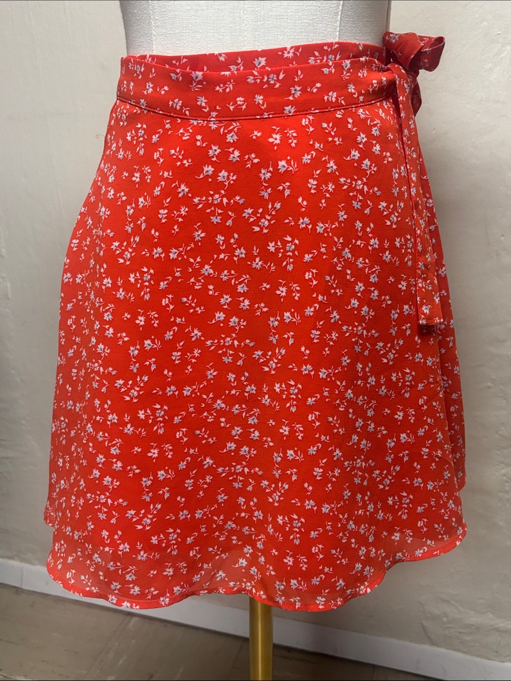 FOREVER 21 Wrap Skirt Red-Orange Short Skirt w/White & Blue Flowers NWT Size S🌸